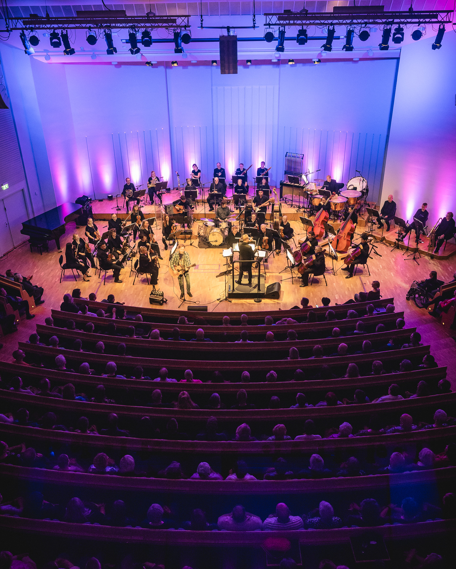 Pauli Hanhiniemi esiintyy konsertissa