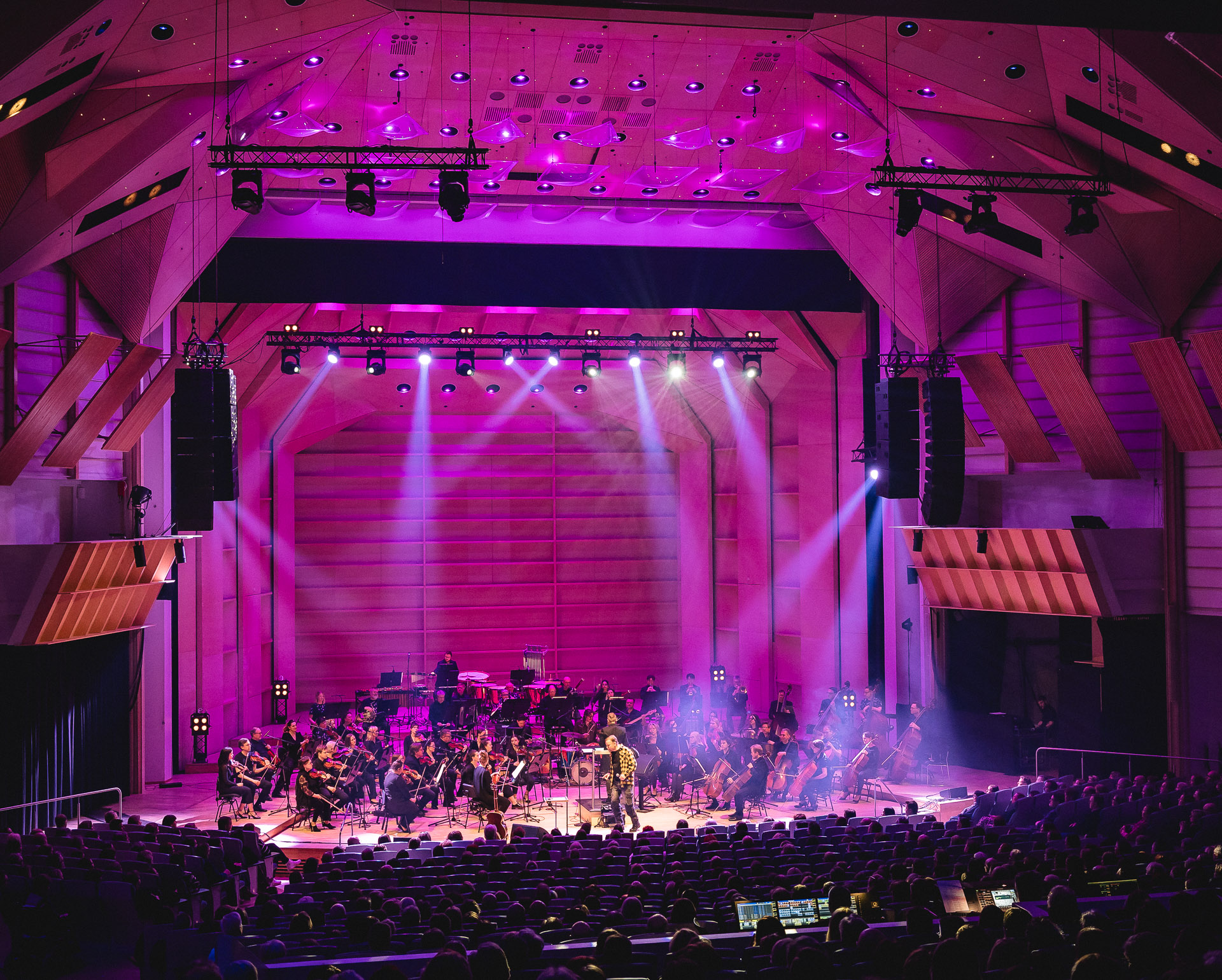 Sinfoniaorkesteri ja yleisö konsertissa