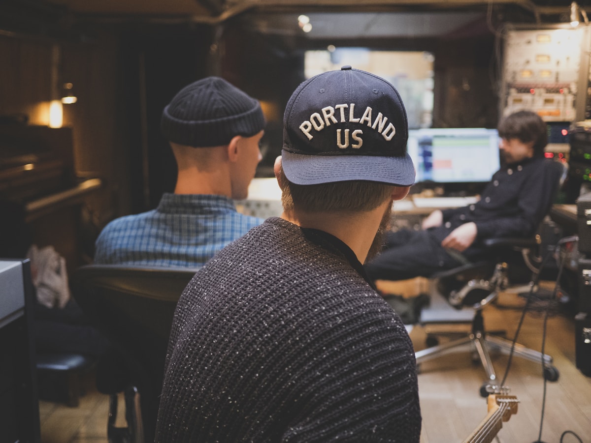 Kolme muusikkoa työskentelee yhdessä musiikkistudiossa